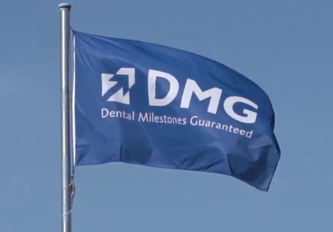 Bild: DMG zeigt Flagge